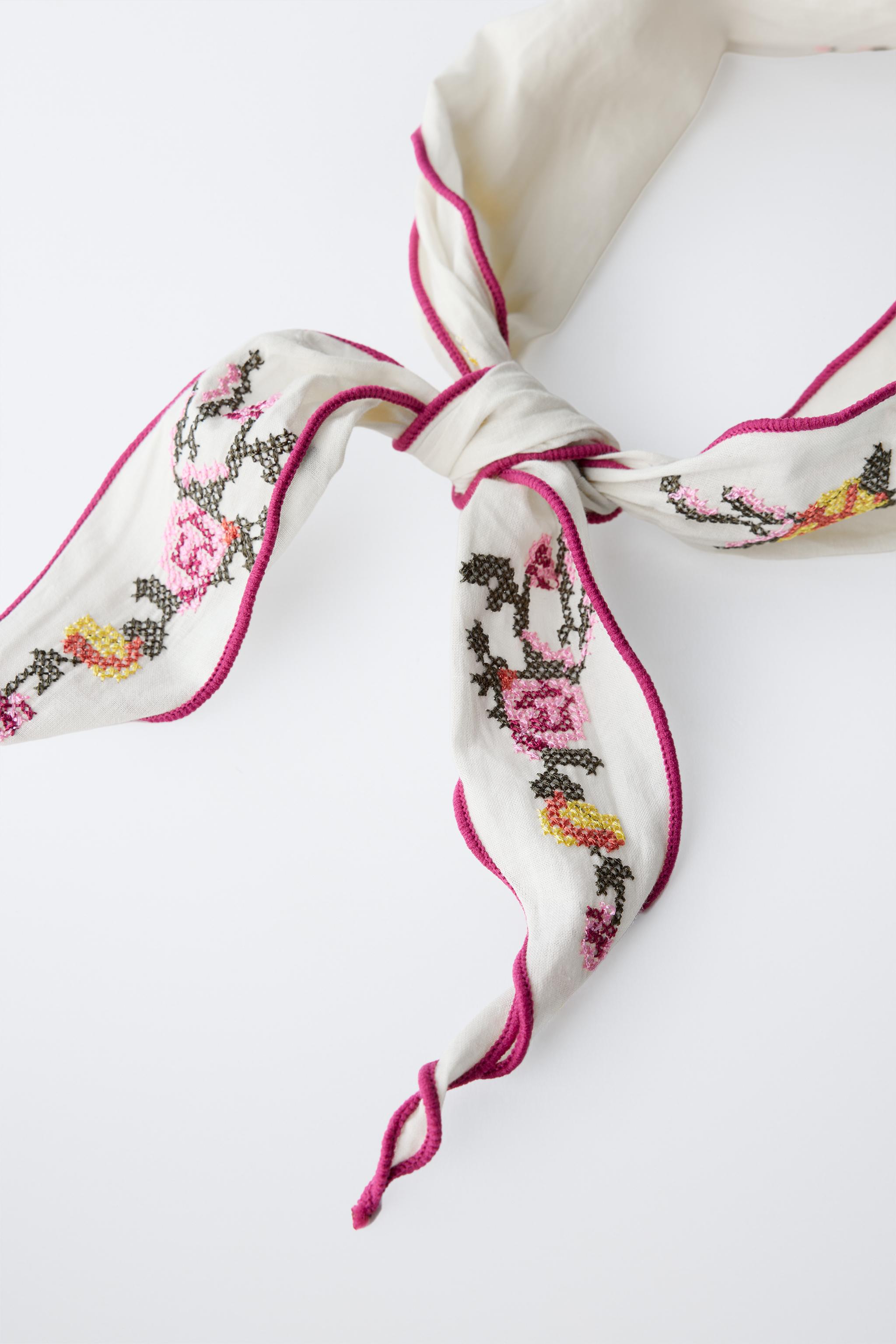 BANDANA AVEC BRODERIES AU POINT DE CROIX